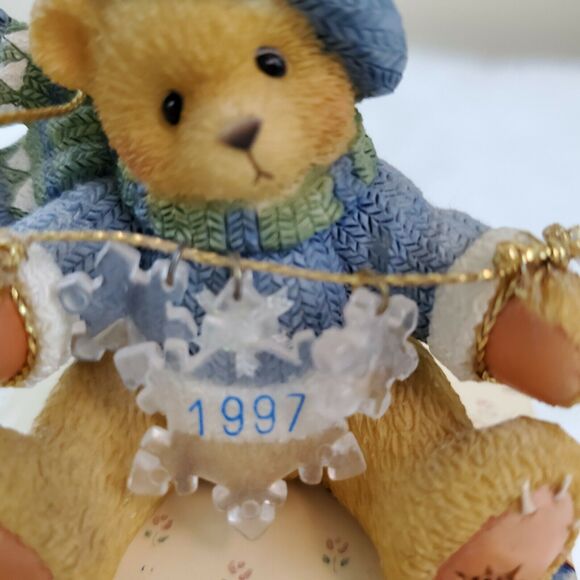 1997 CHERISHED TEDDIES BEAR W/SNOW FLAKES ORNAMENT - Picture 3 of 6